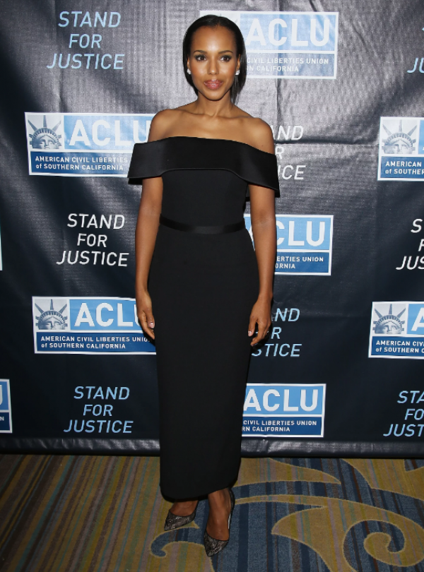 Baju off shoulder dengan tampilan lace